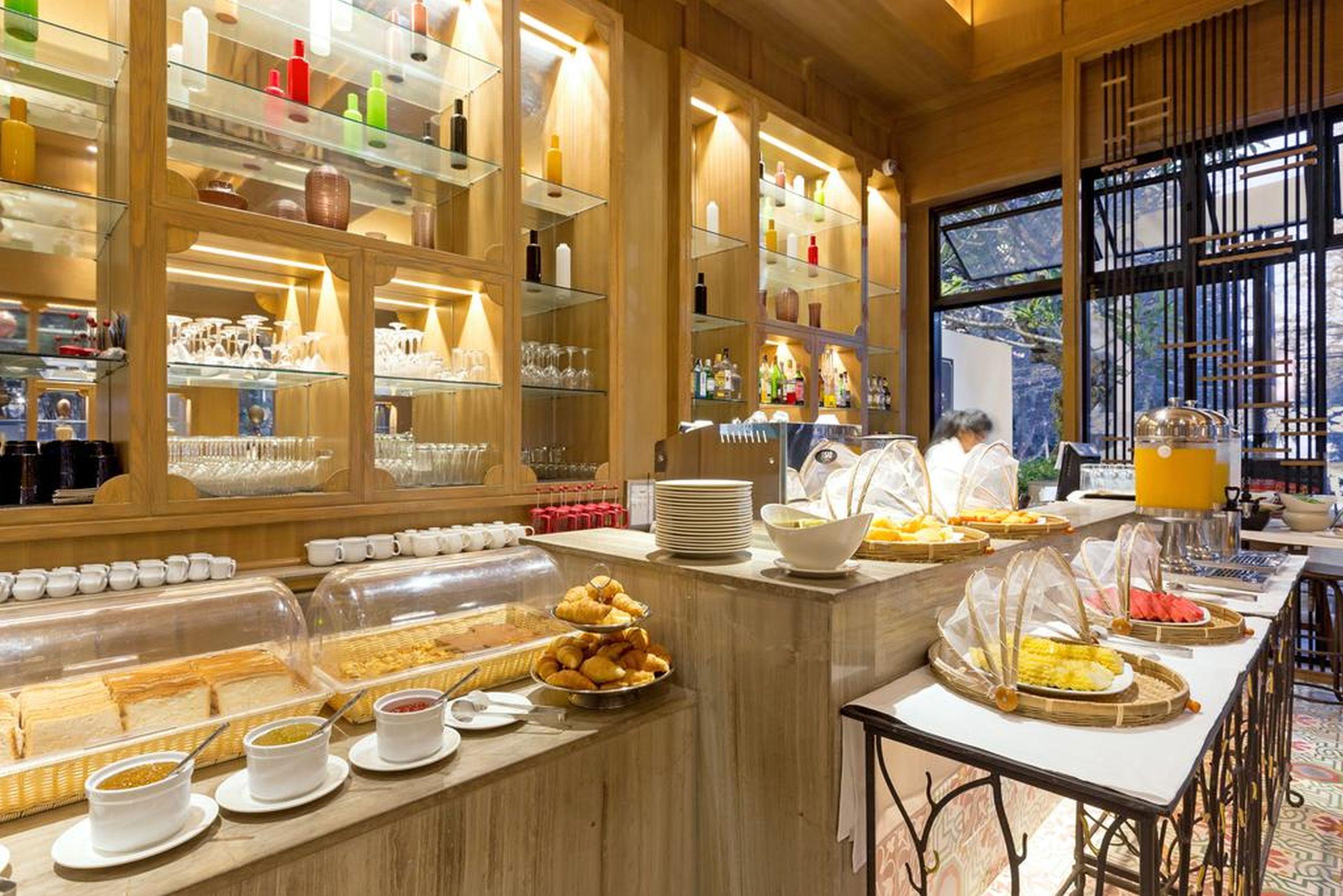 Outrigger Surin Beach Resort - Sha Extra Plus Exterior foto The buffet at the hotel