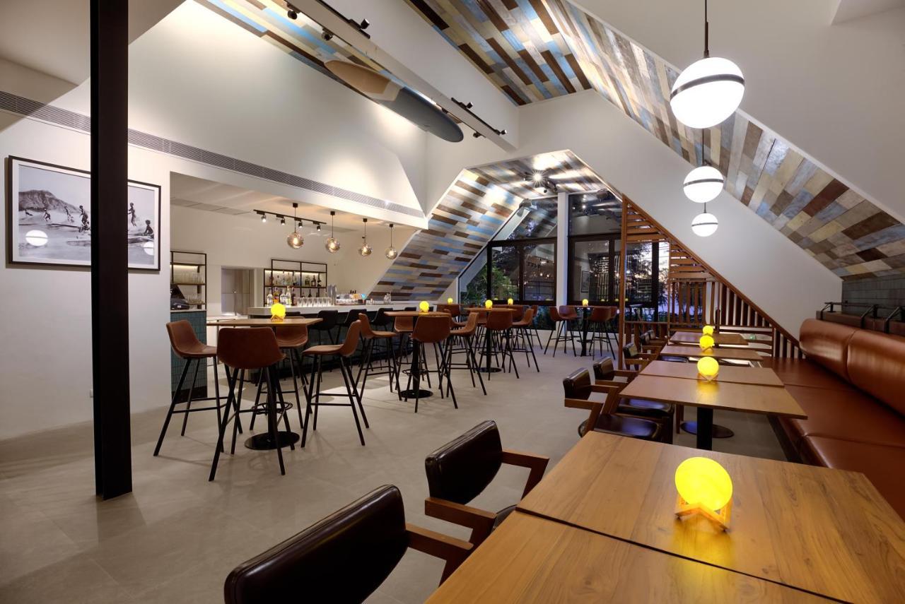 Outrigger Surin Beach Resort - Sha Extra Plus Exterior foto Interior of the restaurant