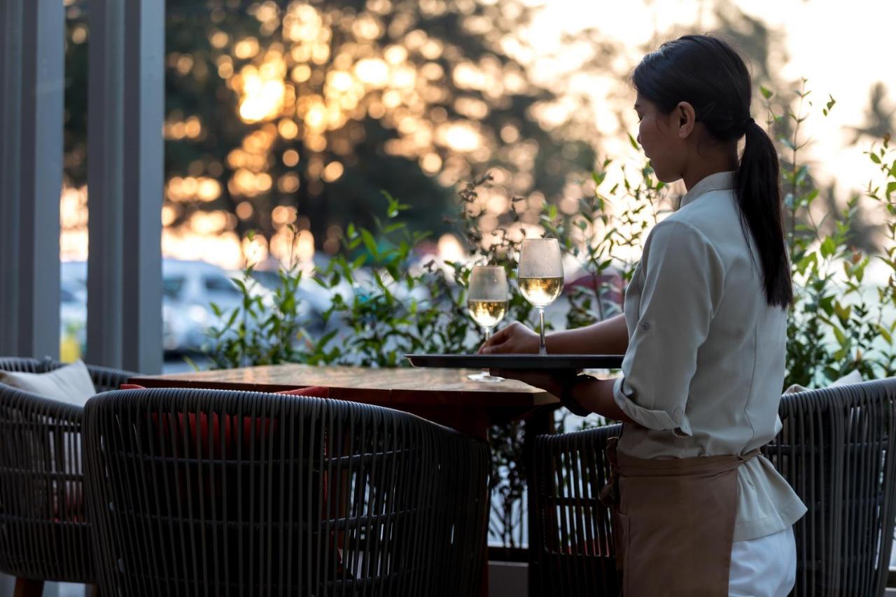 Outrigger Surin Beach Resort - Sha Extra Plus Exterior foto A waitress clearing a table