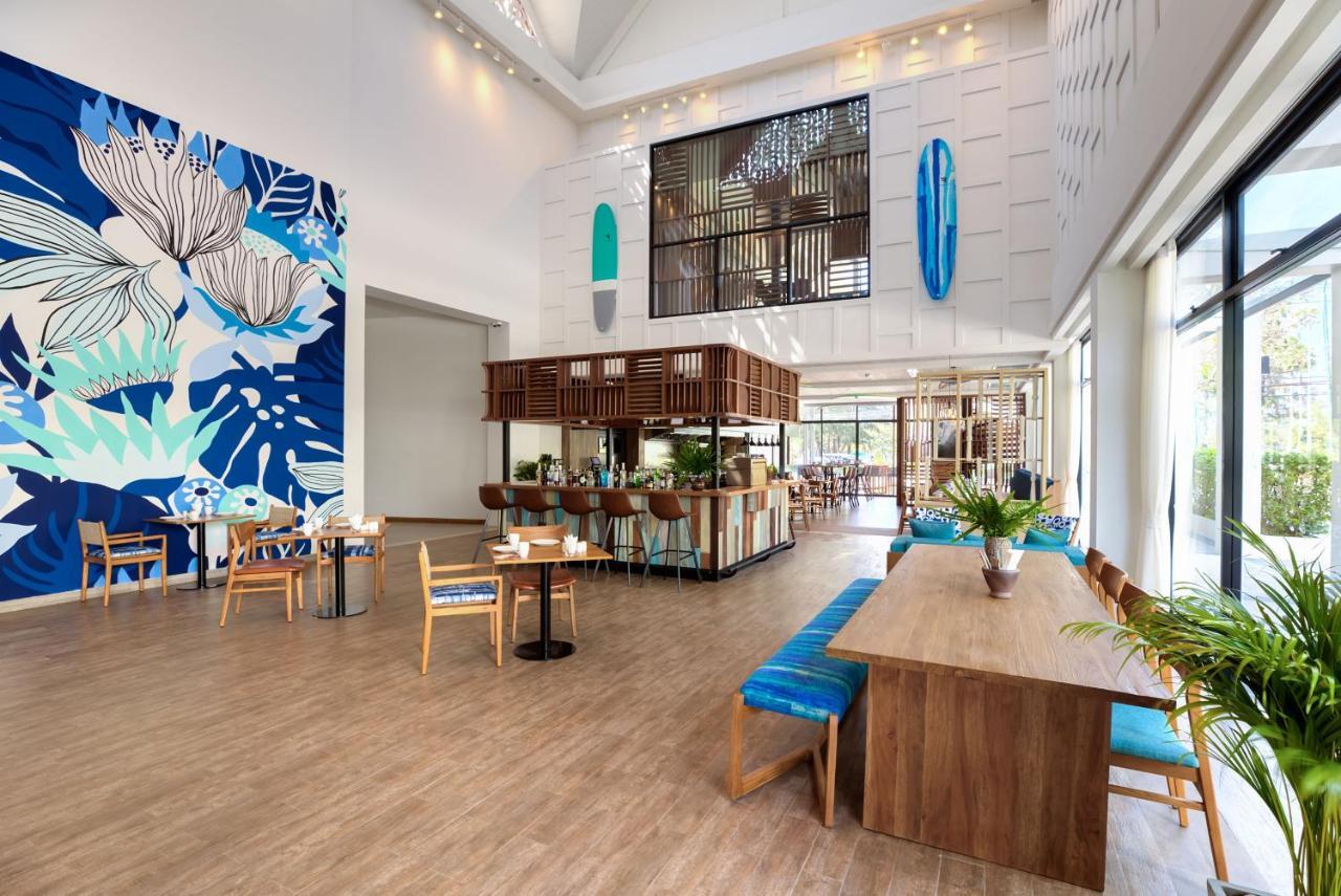 Outrigger Surin Beach Resort - Sha Extra Plus Exterior foto The interior of the hotel