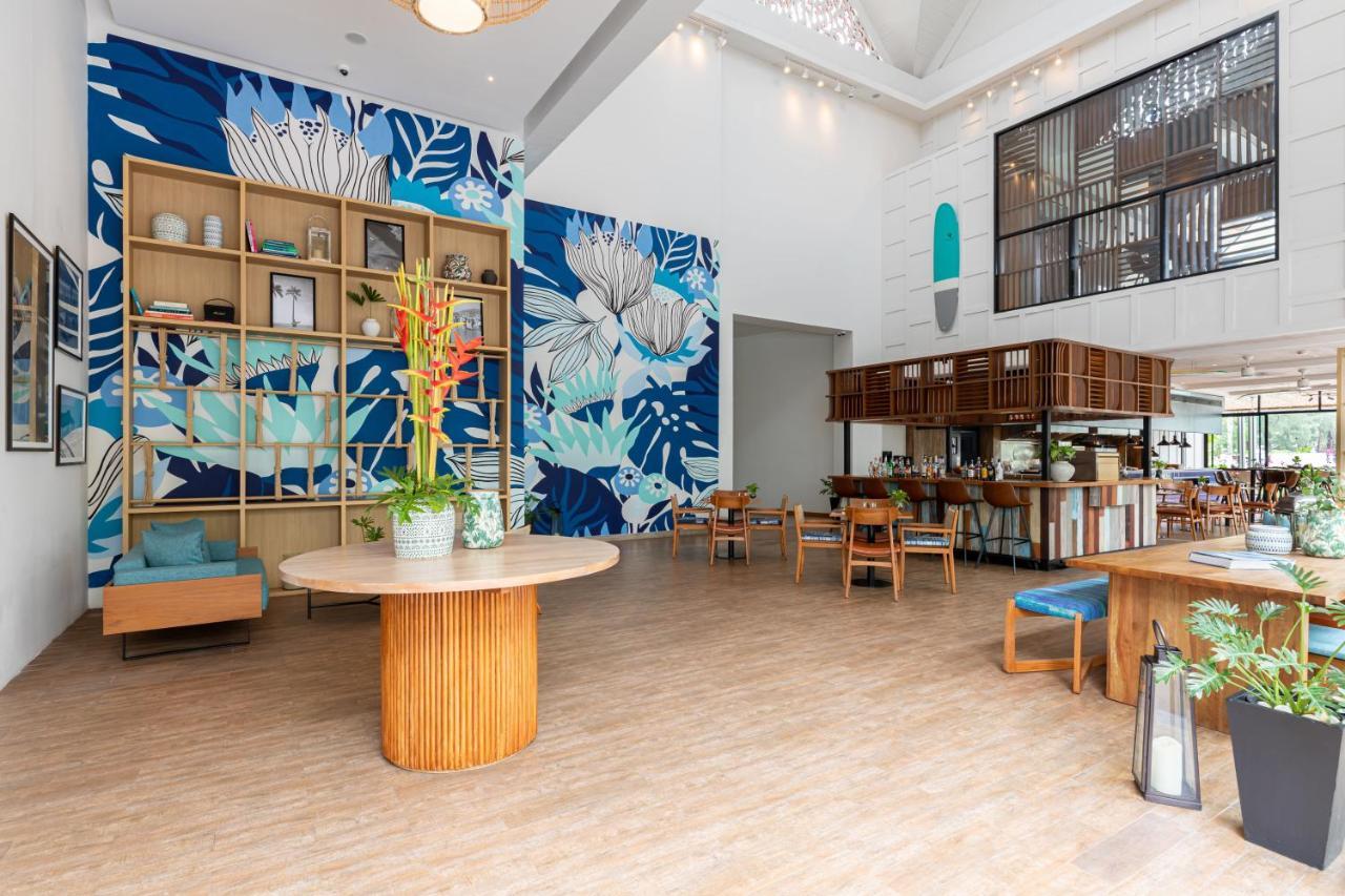 Outrigger Surin Beach Resort - Sha Extra Plus Exterior foto The interior of the library