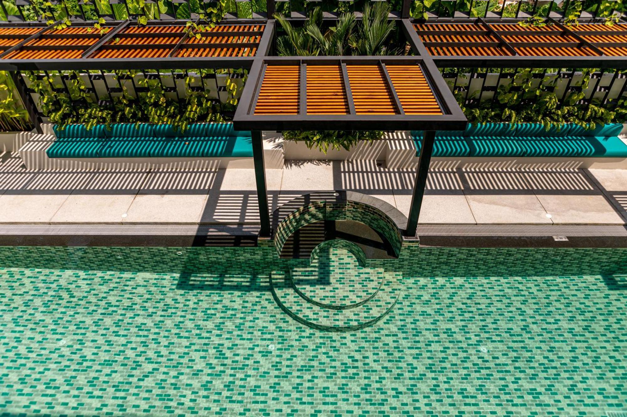 Outrigger Surin Beach Resort - Sha Extra Plus Habitación foto The swimming pool at the hotel